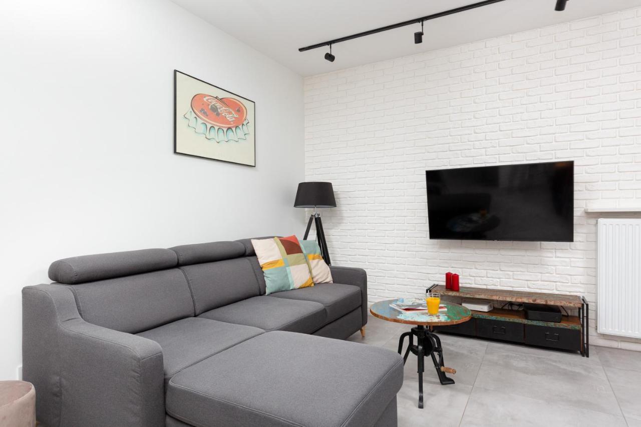 City Center Apartments Grzybowska With Parking By Noclegi Renters Varsavia Esterno foto