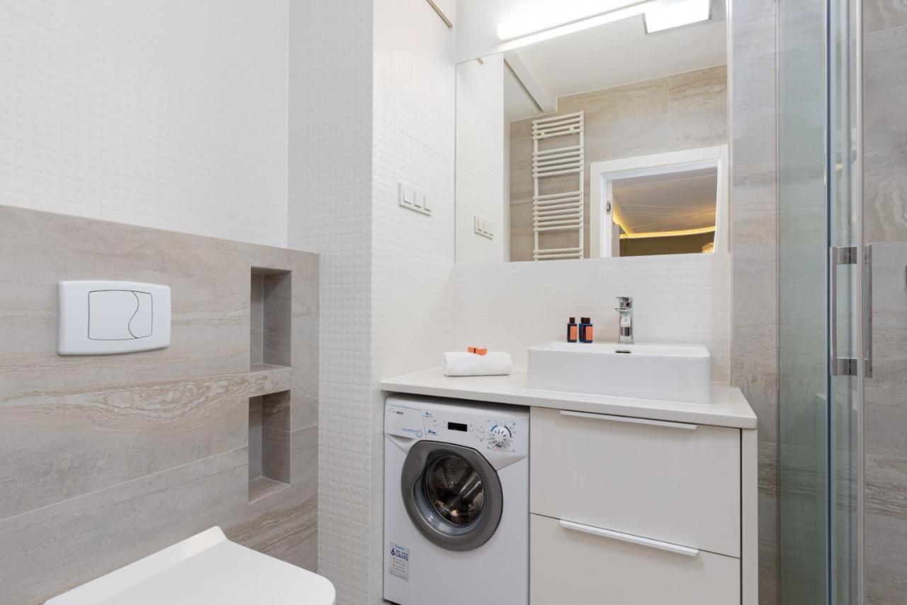 City Center Apartments Grzybowska With Parking By Noclegi Renters Varsavia Esterno foto