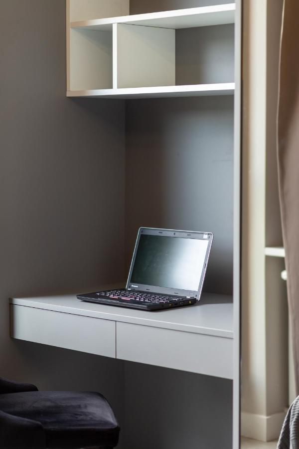 City Center Apartments Grzybowska With Parking By Noclegi Renters Varsavia Esterno foto