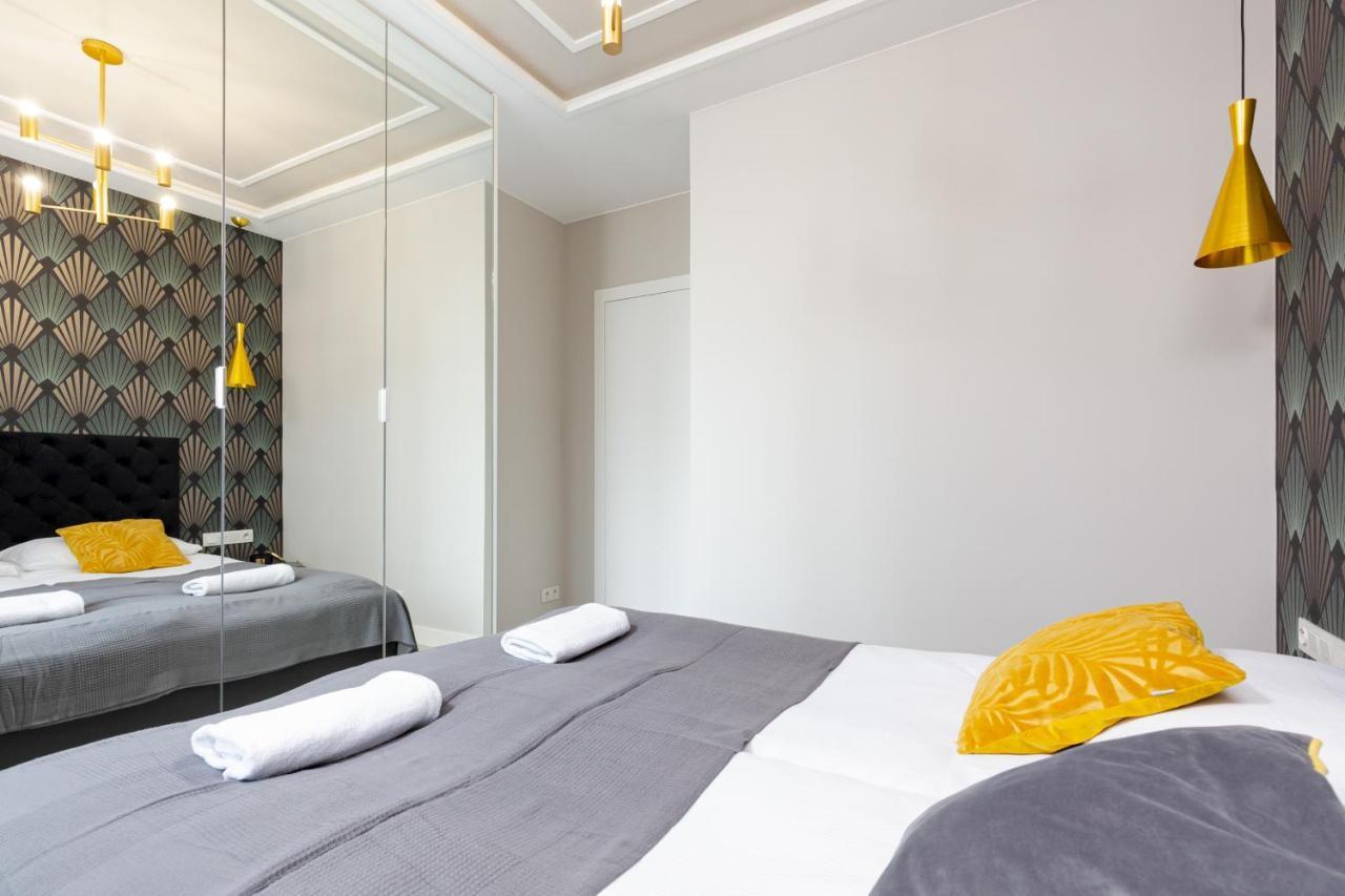 City Center Apartments Grzybowska With Parking By Noclegi Renters Varsavia Esterno foto