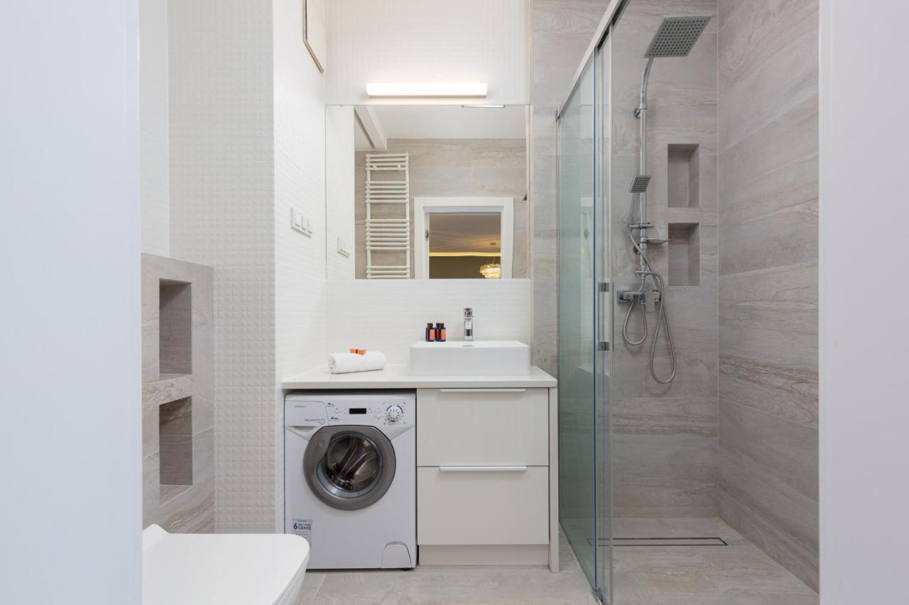 City Center Apartments Grzybowska With Parking By Noclegi Renters Varsavia Esterno foto